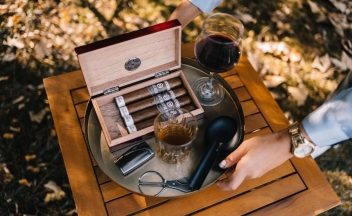 How to Smoke a Cigar - Complete Guide for Beginners
